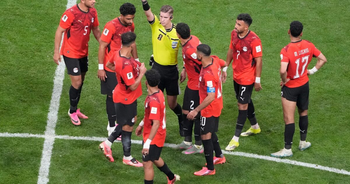 Schiedsrichter François Letexier zog den Unmut der ägyptischen Spieler auf sich.