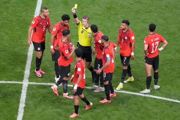 Schiedsrichter François Letexier zog den Unmut der ägyptischen Spieler auf sich.