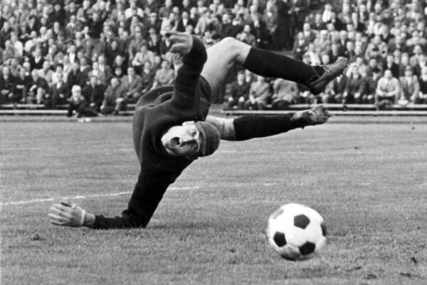 Der frühere Bundesliga-Torhüter Manfred Manglitz ist in Spanien gestorben. (Archivbild)