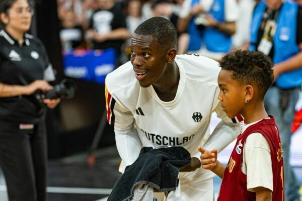 Dennis Schröder möchte die Jugend für den Basketball begeistern. (Archivfoto)