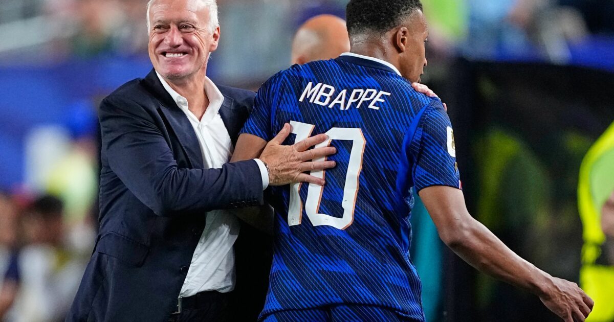 Frankreichs Trainer Didier Deschamps (l.) mit Superstar Kylian Mbappé. (Archivbild)