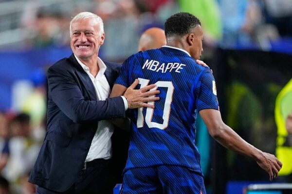 Frankreichs Trainer Didier Deschamps (l.) mit Superstar Kylian Mbappé. (Archivbild)