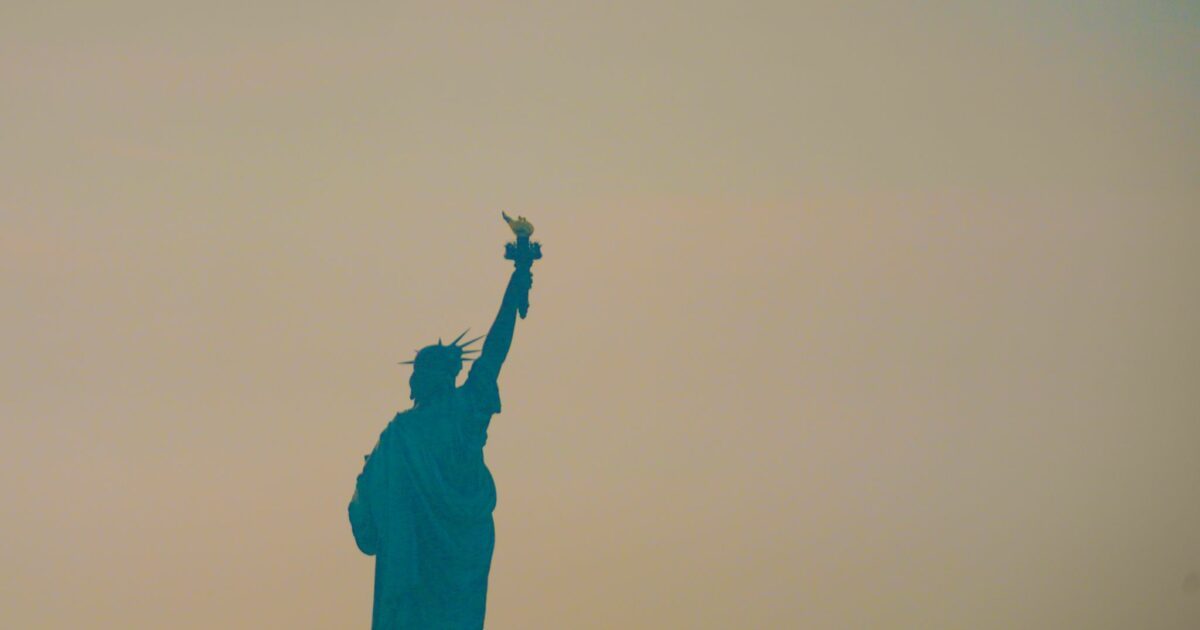 Dicke Rauchschwaden zogen durch die Millionenmetropole.