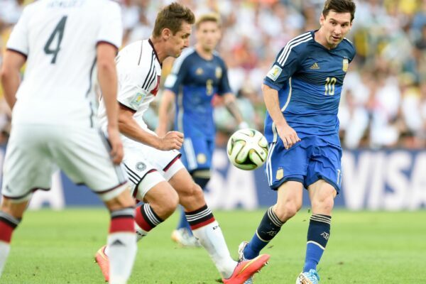 Seltenes Duell im WM-Finale 2014: Lionel Messi (r) und Miroslav Klose. (Archivbild)