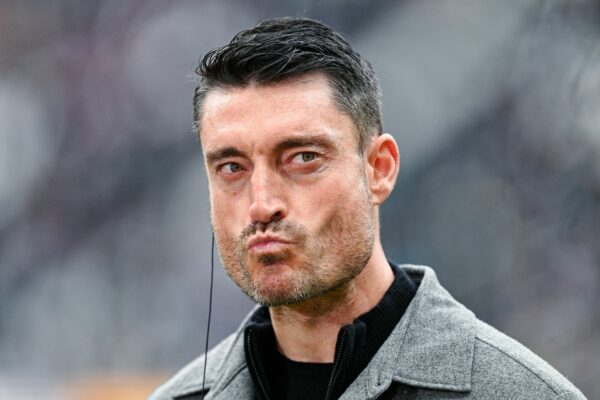 Hatte bei Eintracht Frankfurt keinen Erfolg - und immer mal wieder heftig irritiert: Trainer Albert Riera. (Archivbild)