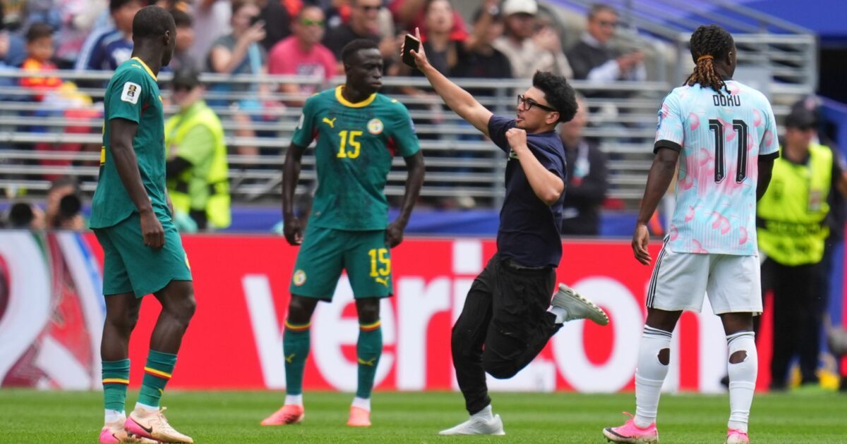 Flitzer störten das WM-Spiel zwischen Belgien und Senegal.