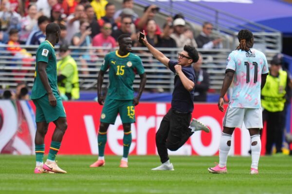 Flitzer störten das WM-Spiel zwischen Belgien und Senegal.