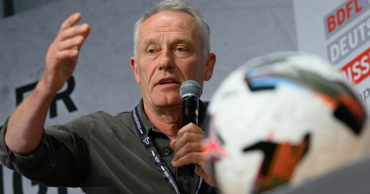 Christian Streich kritisiert die FIFA scharf. (Archivbild)