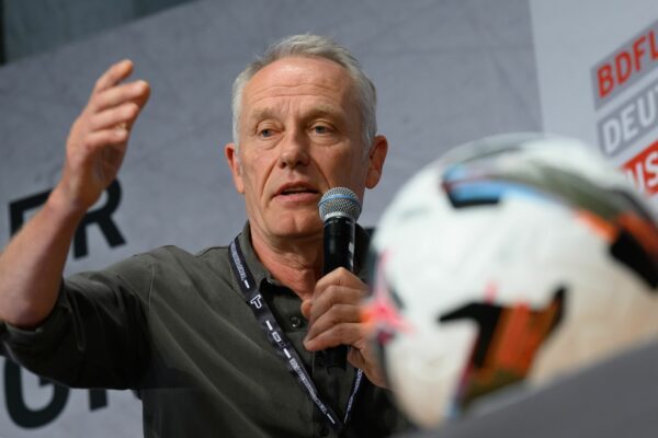 Christian Streich kritisiert die FIFA scharf. (Archivbild)