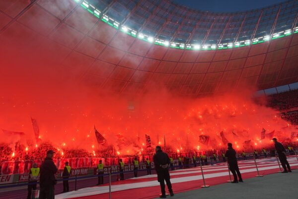 Das Verhalten ihrer Fans kommt dem FC Bayern und VfB Stuttgart teuer zu stehen. (Archivbild)