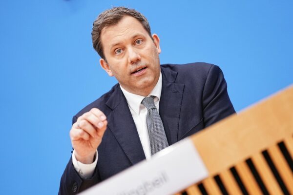 Hat auch eine Meinung zur umstrittenen FIFA-Entscheidung: Lars Klingbeil.