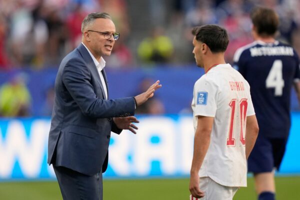 Marokkos Trainer Mohamed Ouahbi (l.) mit Offensivstar Brahim Díaz. (Archivbild)