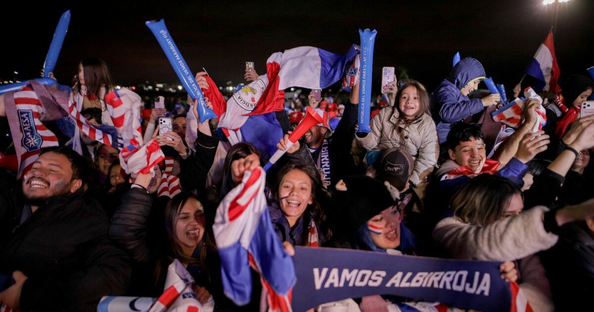 Hunderte Fans bereiteten der paraguayischen Nationalmannschaft am Flughafen von Asunción einen begeisterten Empfang.