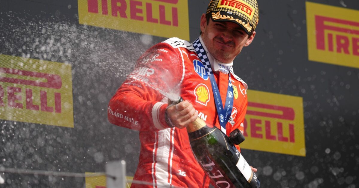 Charles Leclerc verspritzt den Sieger-Schampus.