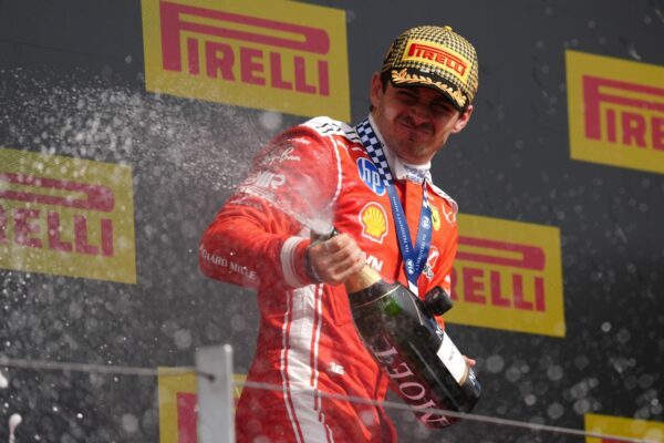 Charles Leclerc verspritzt den Sieger-Schampus.