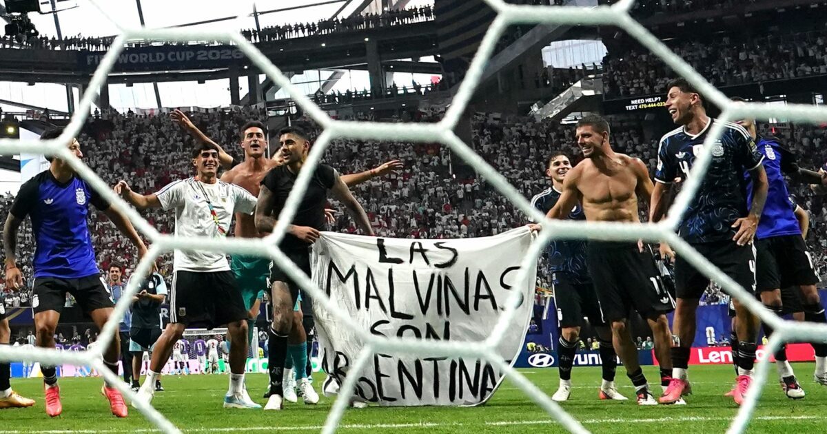 Argentinische Spieler halten das Plakat nach dem WM-Finaleinzug hoch.