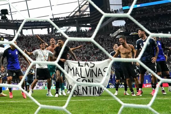 Argentinische Spieler halten das Plakat nach dem WM-Finaleinzug hoch.