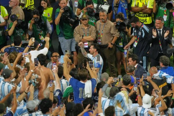 Im Mittelpunkt: Lionel Messi nach dem Zittersieg gegen Kap Verde.