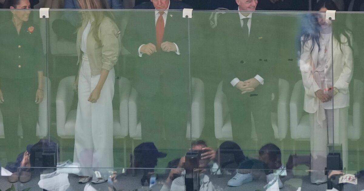 US-Präsident Donald Trump war hinter Glas bei ersten TV-Einblendungen kaum zu erkennen.