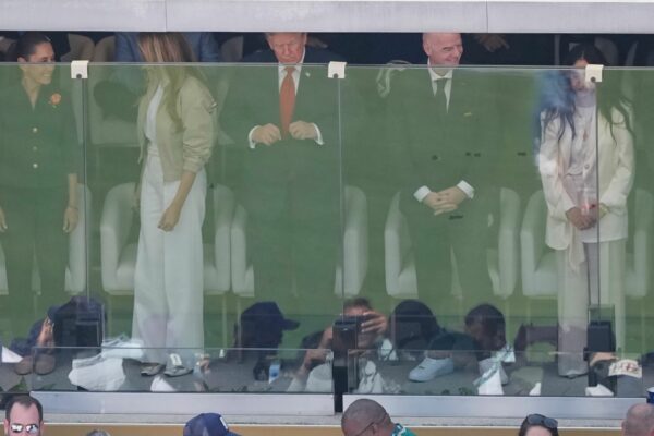 US-Präsident Donald Trump war hinter Glas bei ersten TV-Einblendungen kaum zu erkennen.