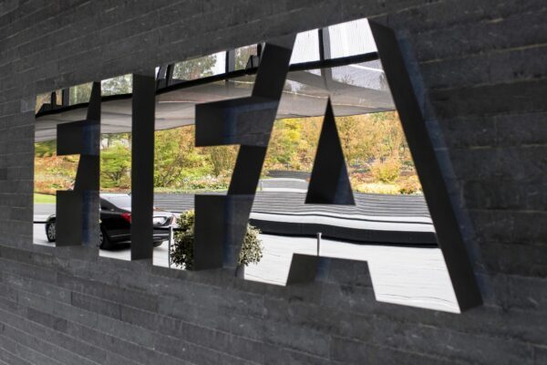 Mit einem Reglement macht der Fußball-Weltverband FIFA Vorgaben für die Tätigkeit von Spielervermittlern. (Archivbild)