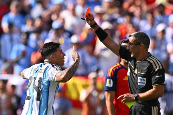 Argentiniens Enzo Fernandez wird im WM-Finale vom Platz gestellt.