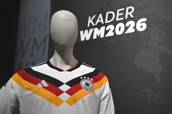 Das Heimtrikot der deutschen Nationalmannschaft ist bei vielen Händlern reduziert. (Archivbild)
