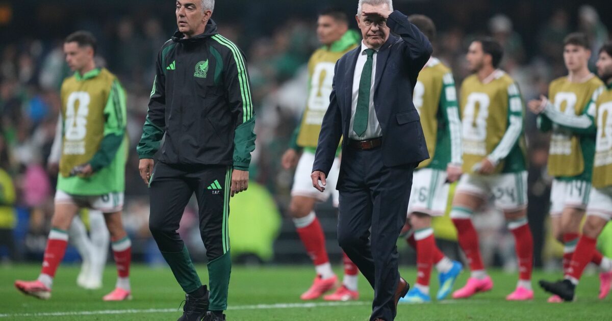 Aguirre (rechts) übergibt das Traineramt wie geplant an Mexiko-Ikone Márquez.