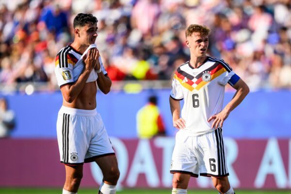Aleksandar Pavlovic (l) und Joshua Kimmich nach dem WM-Aus: Auf Bayern-Spieler wird auch Jürgen Klopp beim Neuaufbau setzen. (Archivbild)