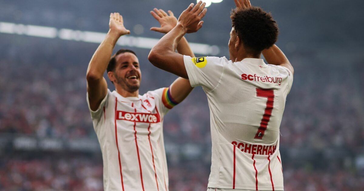 Kapitän Christian Günter (l.) gratuliert Matchwinner Derry Scherhant.