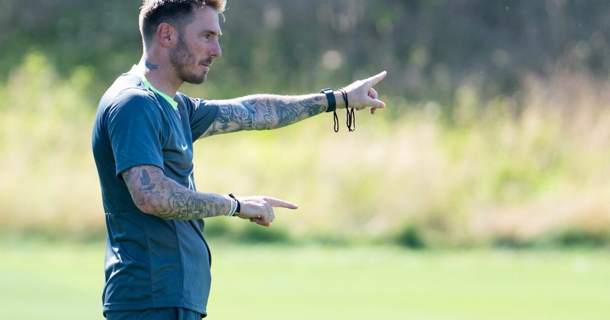 Wolfsburgs neuer Trainer Tobias Strobl soll den Verein zurück in die Bundesliga führen. (Archivbild)