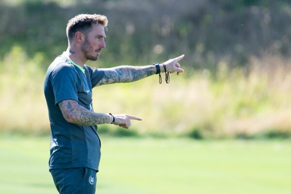 Wolfsburgs neuer Trainer Tobias Strobl soll den Verein zurück in die Bundesliga führen. (Archivbild)
