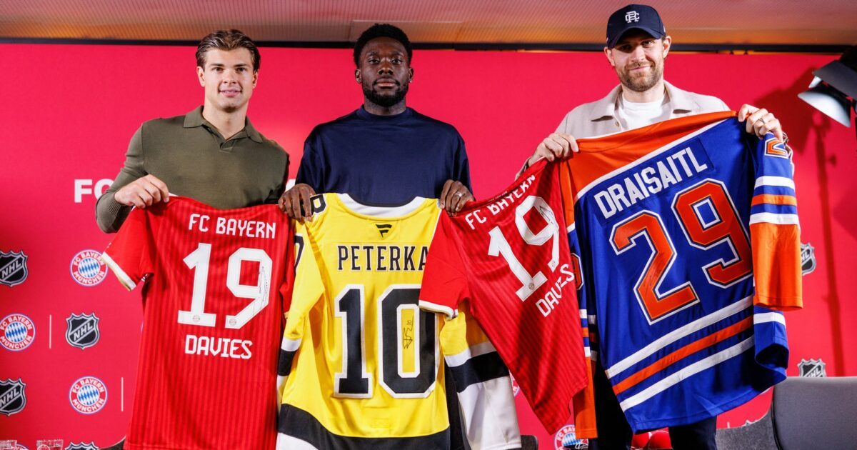 Fußball und Eishockey als Partner: Die deutschen Eishockeystars John-Jason Peterka (l) und Leon Draisaitl (r) mit dem kanadischen Bayern-Profi Alphonso Davies.