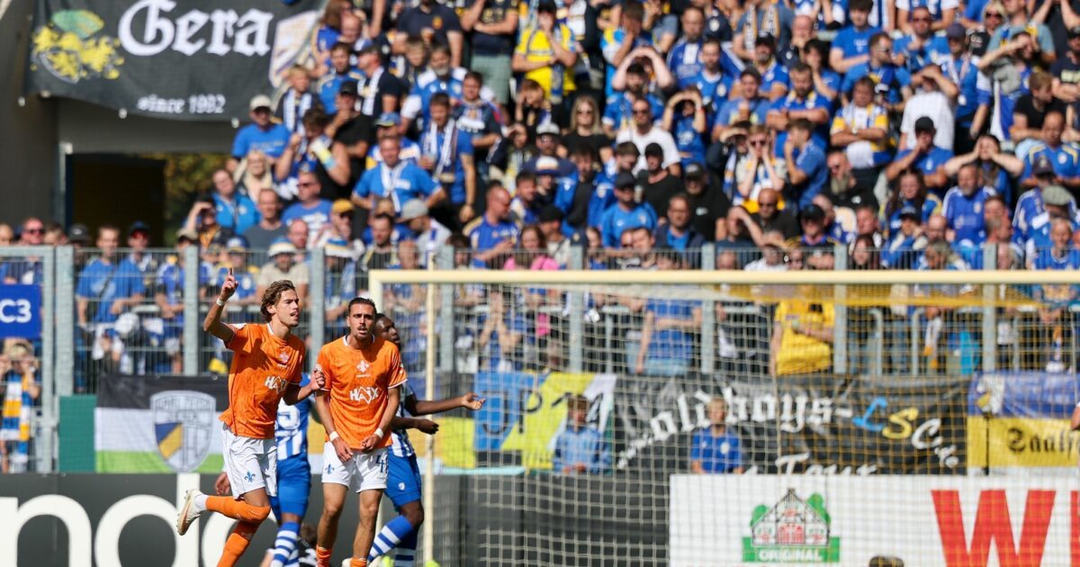 Milan Smit (l) schießt den SV Darmstadt 98 in Jena in Führung.