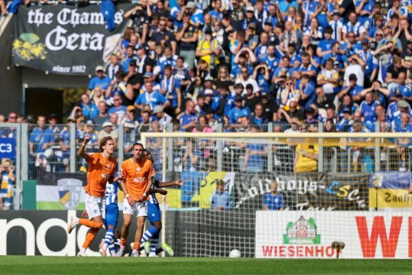 Milan Smit (l) schießt den SV Darmstadt 98 in Jena in Führung.