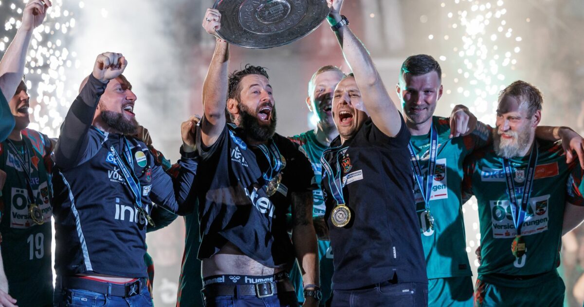 Meistertrainer Bennet Wiegert (m) möchte mit dem SC Magdeburg endlich auch den Supercup gewinnen. (Archivbild)
