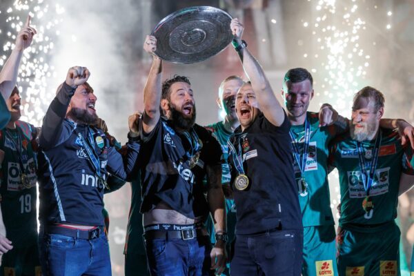 Meistertrainer Bennet Wiegert (m) möchte mit dem SC Magdeburg endlich auch den Supercup gewinnen. (Archivbild)