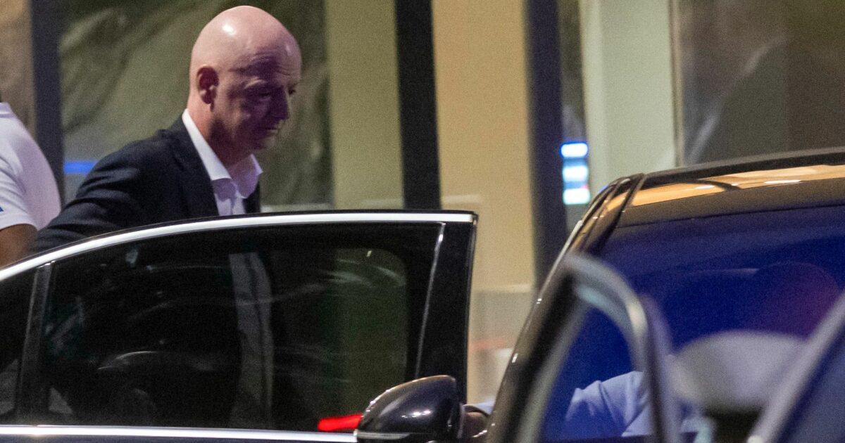 Infantino verlässt das Stadion.