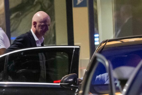 Infantino verlässt das Stadion.