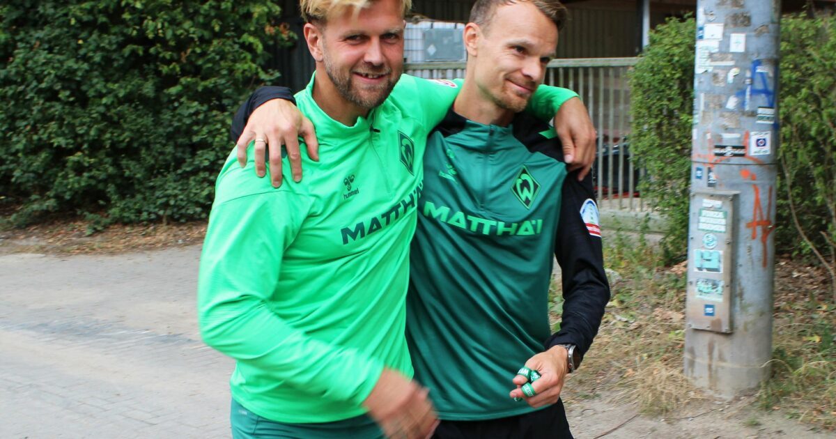 Niclas Füllkrug umarmt seinen ehemaligen Mitspieler Christian Groß bei seiner ersten Trainingseinheit seit seiner Rückkehr zu Werder.
