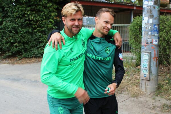 Niclas Füllkrug umarmt seinen ehemaligen Mitspieler Christian Groß bei seiner ersten Trainingseinheit seit seiner Rückkehr zu Werder.
