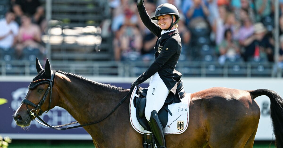 Julia Krajewski  liegt mit dem deutschen Team auf Platz zwei.