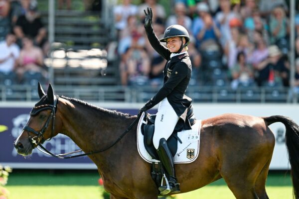 Julia Krajewski  liegt mit dem deutschen Team auf Platz zwei.