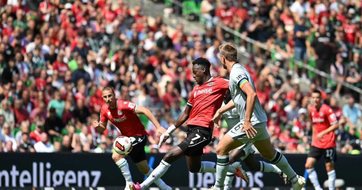 Hannovers Mustapha Bundu im Spiel gegen den VfL Wolfsburg.