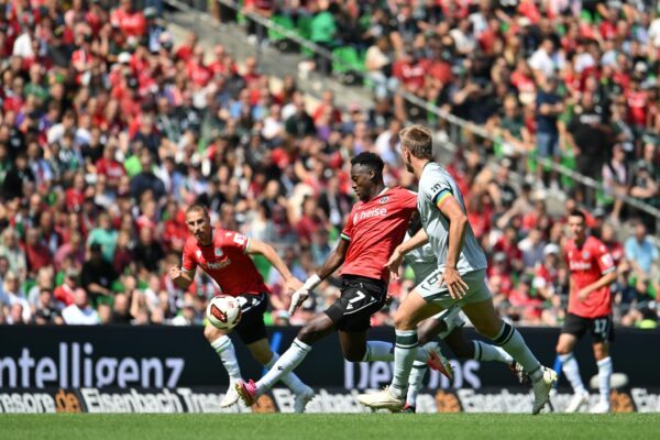 Hannovers Mustapha Bundu im Spiel gegen den VfL Wolfsburg.