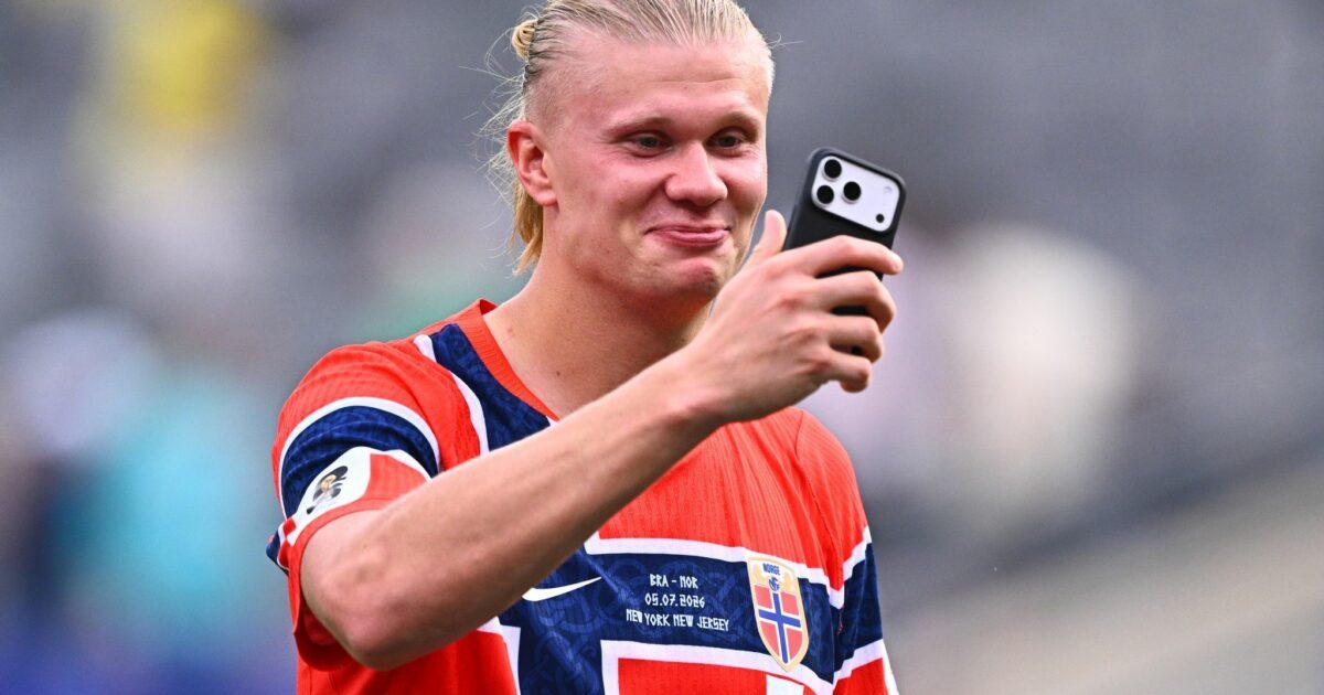Eine erfolgreiche Kombination: Stürmerstar Haaland und sein Handy im Selfie-Modus. (Archivbild)