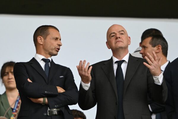 Der Machtkampf der UEFA gegen FIFA-Boss Infantino (r) geht auf juristischem Weg weiter. (Archivbild)