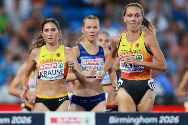 Lea Meyer (r) zeigte sich nach dem Finale über 3.000 Meter Hindernis von der Renntaktik von Gesa Krause (l) genervt.