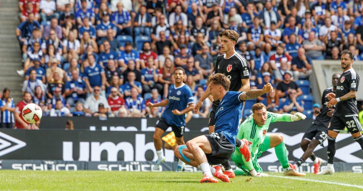 Bielefelds Dreierpacker Joel Grodowski (vorne) schiebt den Ball zum 1:0 über die Torlinie.