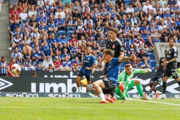 Bielefelds Dreierpacker Joel Grodowski (vorne) schiebt den Ball zum 1:0 über die Torlinie.